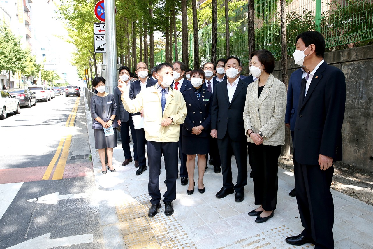 설동호 대전시교육감이 25일 대전탄방초등학교에서 실시한 어린이 교통안전 슬로건 선포식에 참석했다. 이날 선포식에는 진영 행안부장관과 유은혜 부총리 겸 교육부장관 등 주요 정부 인사와 교통안전 유관단체 대표도 함께 참석했다./ⓒ대전시교육청