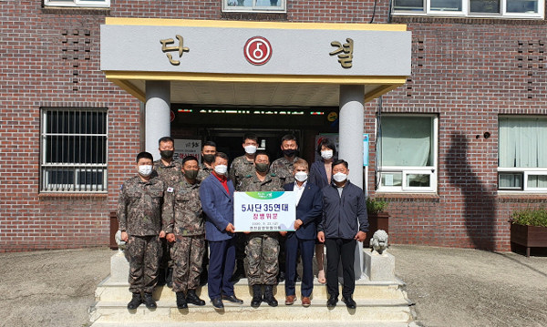 추석을 맞아 정을 나누기 위해 5사단 35연대를 위문 방문한 연천읍 방위협의회 회원과 군 장병들./Ⓒ연천군청