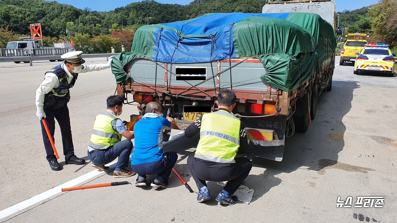 [충남=뉴스프리존]이진영 기자= 충남지방경찰청 고속도로순찰대가 25일 오전 11시부터 12시까지 천안논산고속도로 남 천안톨게이트에서 한국교통안전공단 대전충남본부와 합동으로 화물차 불법행위에 대한 합동단속을 펼치고 있다.Ⓒ충남지방경찰청