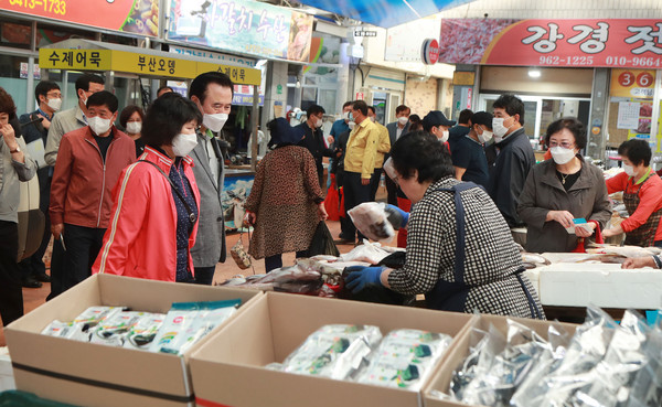 서춘수 함양군수가 27일 추석 전 마지막 대목장이 열린 지리산함양시장을 찾아 시장 상인들의 애로사항 청취하고 코로나19 사태의 장기화로 힘든 상인을 격려했다./ⓒ함양군