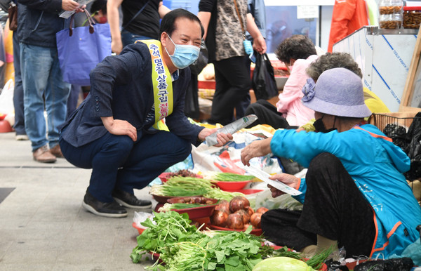 구인모 거창군수는 추석을 앞두고 거창전통시장을 방문해 지역 군민들의 민생경제를 살피고, 코로나19 차단을 위한 방역체계도 현장 점검했다./ⓒ거창군