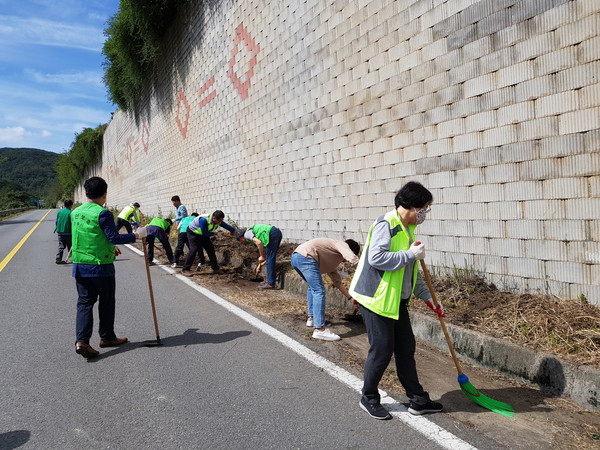 진주시 미천면사무소는 28일 고향을 찾아오는 귀성객에게 깨끗한 고향의 이미지를 심어주고 환경정비에 대한 시민들의 관심을 높이고자 추석맞이 대청소를 대대적으로 실시했다./ⓒ진주시