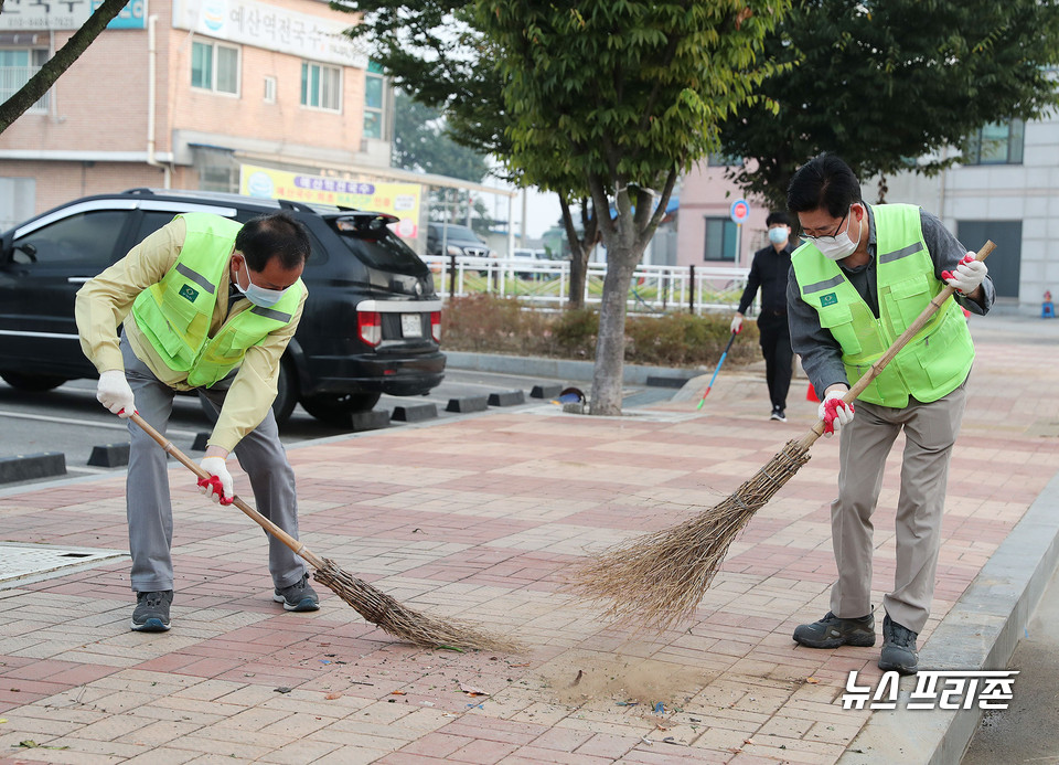 양승조 충남도지사는 29일 이른 아침 예산·아산 일원의 민생 현장을 고루 돌아보며 환경 정비 활동을 펼치고, 코로나19 방역 상황을 살폈다./ⓒ충남도청