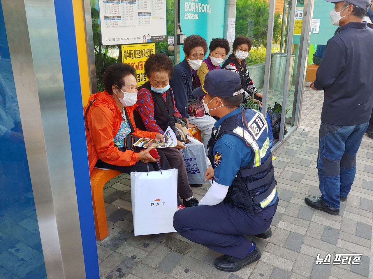 순찰중인 보령경찰서 경찰관이 주민들에게 빈집털이 예방법을 홍보하고 있다.©보령경찰서