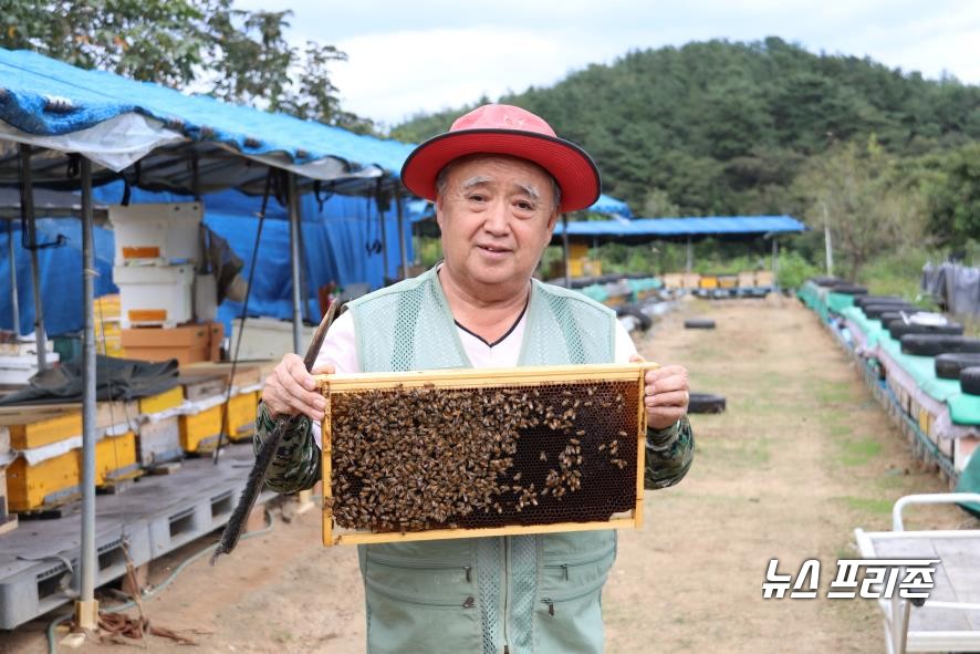 양봉농원 ‘칠갑산무지개’를 운영하고 있는 김기수 대표.©청양군청