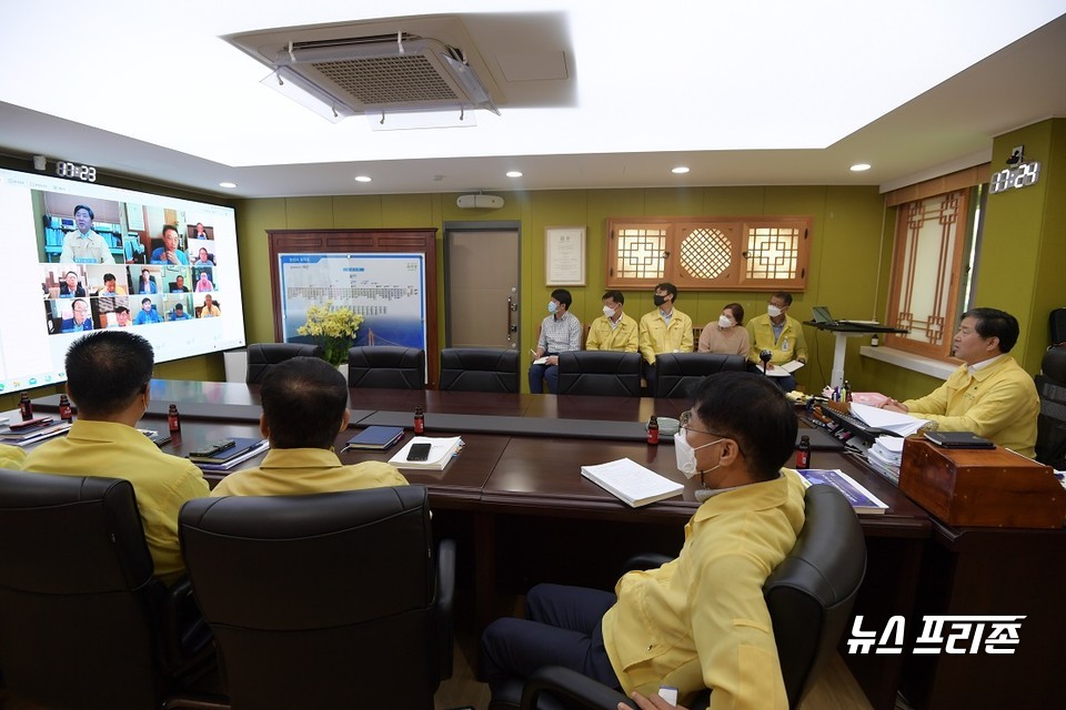 충남 논산시가 지난 28일 현장 행정에 앞장서고 있는 읍·면·동장과 첫 ‘온택트 화상회의’를 개최했다./ⓒ논산시청