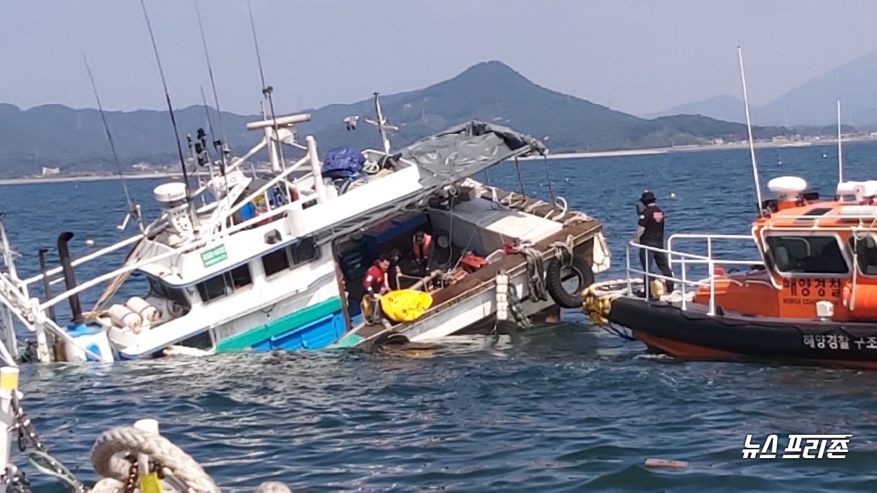 1일 낮 12시 20분쯤 충남  보령시 대천항 인근 해상에서 어선 A호가 침몰 되고 있다.Ⓒ보령해양경찰서