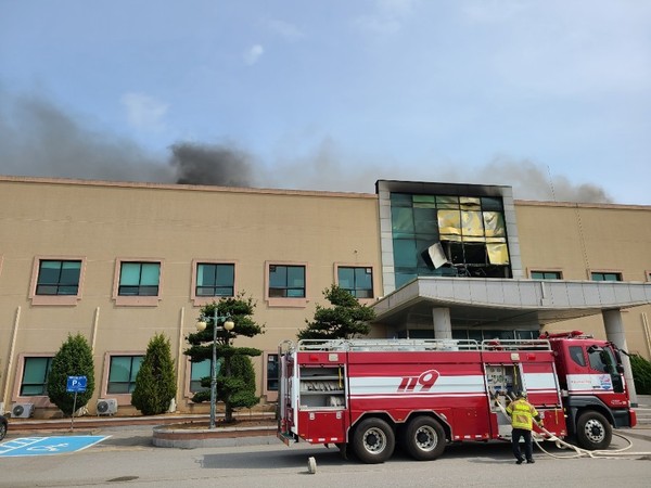 2일 낮 11시 18분쯤 충남 태안군 남면 신온리에 위치한 한서대학교 태안캠퍼스 창업보육센터에서 불이 나 신고를 받고 출동한 소방관들이 진화작업을 벌이고 있다./ⓒ태안소방서