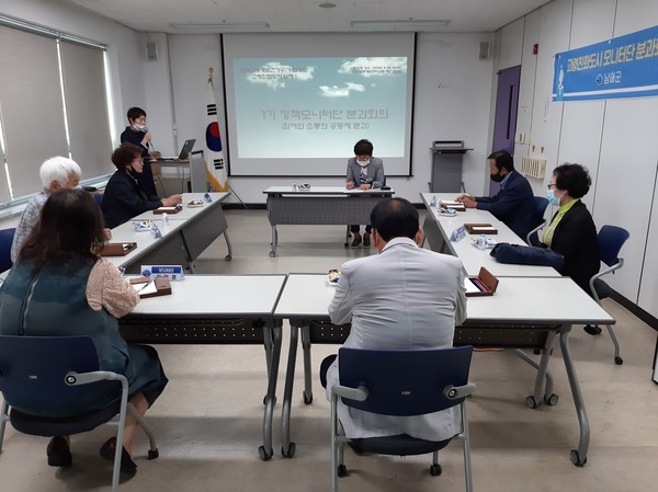 남해군은 지난 4월 발족한 ‘남해군 고령친화도시 1기 모니터단’이 코로나 19 상황에도 네이버 밴드를 활용한 비대면 활동과 소규모 분과 할동 등을 통해 9월말 현재까지 총 28건의 정책 및 군정 아이디어를 제안했다.(분과회의 모습)/ⓒ남해군