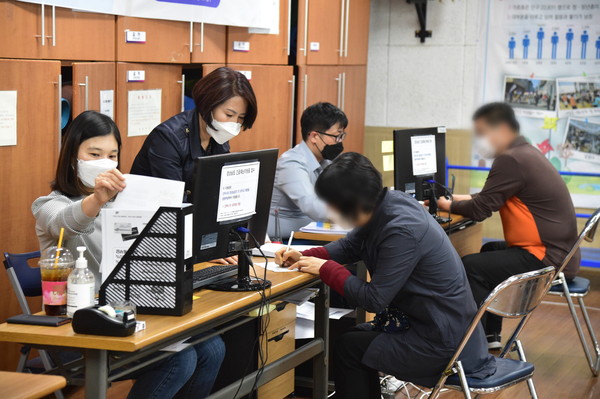 진주시는 정부 4차 추경에 따라 기존 복지제도나 코로나19 피해 지원 사업 혜택을 받지 못하는 저소득 위기가구를 대상으로 긴급생계지원 사업을 한시적으로 추진한다./ⓒ진주시