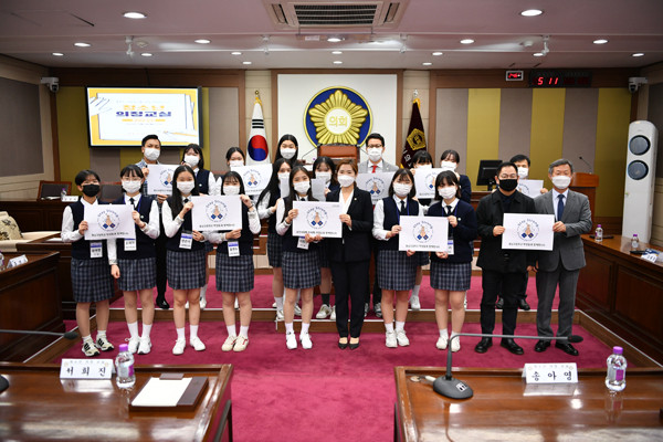 청소년 의정교실에 참여한 동남고등학교 학생들과 함께 코로나19 극복 및 조기 종식을 응원하는 ‘스테이 스트롱(stay strong)’ 캠페인에 동참한 포천시의회./Ⓒ포천시의회