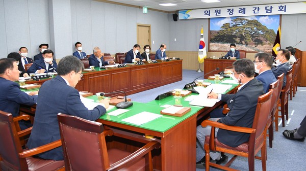 합천군의회는 6일 오전 10월 정례간담회를 개최하고 10월중 군정 주요업무계획, 합천군시설관리공단 설립, 합천 행복주택 건립사업에 대한 추진상황 보고를 청취했다./ⓒ합천군