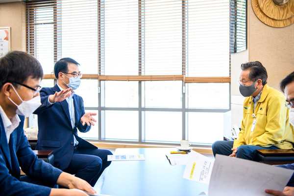 장충남 남해군수 권경업 국립공원공단 이사장 면담 모습./ⓒ남해군