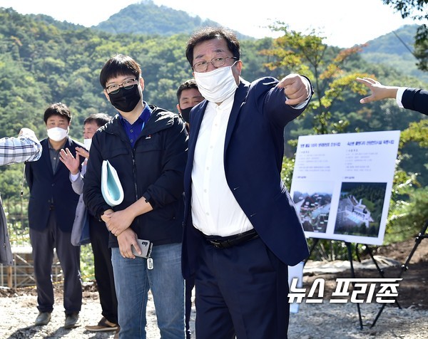 현장을 점검하는 이상천 시장.(사진제공=제천시)