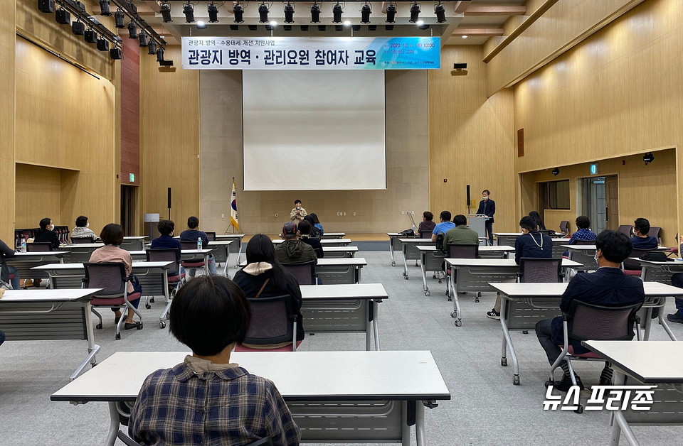 충남 공주시가 코로나19로부터 안전한 여행 환경을 조성하기 위해 주요 관광지에 방역관리요원을 배치, 운영한다./ⓒ공주시청