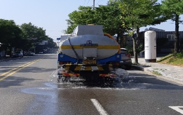 지난 8월 미세먼지 저감을 위해 살수차를 운행하고 있는 모습./ⓒ창녕군