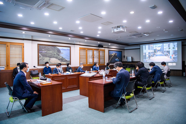 남해군은 지난 8일 군청 대회의실에서 장충남 군수가 직접 주재하는 ‘남해읍 도시재생 뉴딜 기본 및 실시설계’ 중간보고회를 개최했다./ⓒ남해군