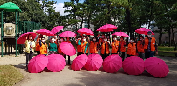 진주시 상평동 지역사회보장협의체는 지난 8일 코로나19 장기화로 위기상황에 처한 대상자 등 복지사각지대 취약계층을 발굴하고 지원하기 위한 걷기 캠페인을 실시했다./ⓒ진주시