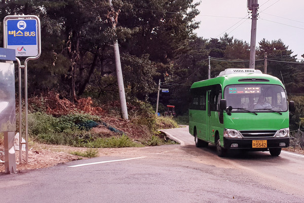 서산시가 교통편의 증진을 위해 마을 미니버스를 확대 운영하고 있다./서산시청