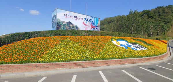 진주시는 도심 시가지에 활력을 불어넣고 쾌적한 도시경관을 조성하기 위해 시가지 꽃거리 조성에 구슬땀을 흘리고 있다./ⓒ진주시