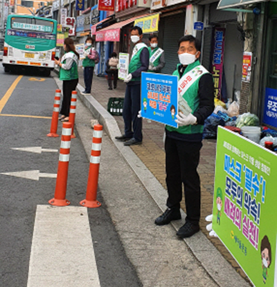 코로나19 확산방지를 위한 마스크착용 의무화 계도 캠페인을 벌이고 있는 연천군 새마을회 회원들./Ⓒ연천군청