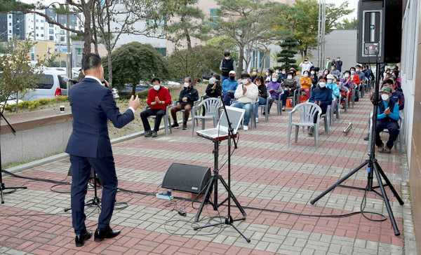 지난 12일 태안군 안면읍행정복지센터 주차장에서 개최된 '태안 소슬바람 버스킹’ 공연 모습./ⓒ태안군청