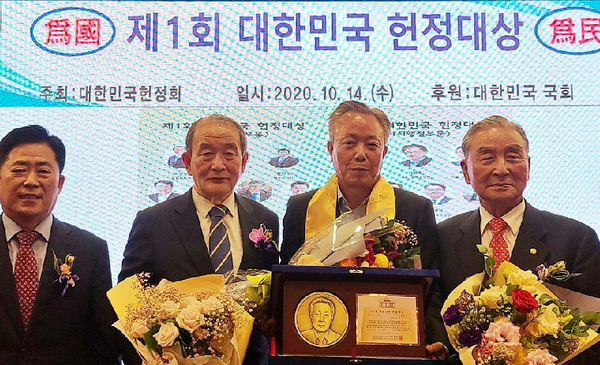 윤상기 군수가 대한민국 헌정회가 주관하는 ‘제1회 대한민국 헌정대상’ 자치행정 부문에서 수상의 영예를 안았다./ⓒ하동군  ​