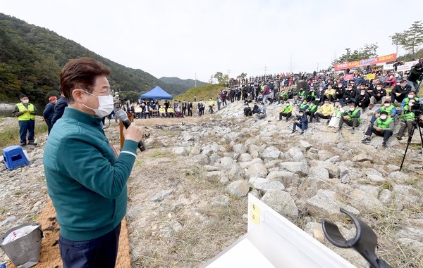 이철우 경북도지사가 영주댐 수호 범시민 결의대회 현장을 방문해 영주댐이 조기에 정상화되어야 한다고 말했다/Ⓒ경북도