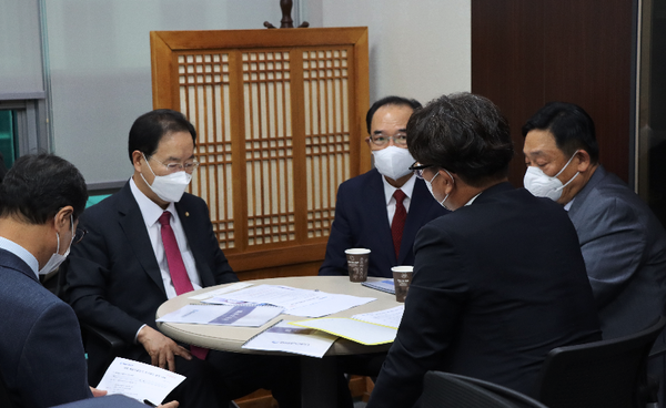 국민의힘 하영제 의원은 지난 14일 국회를 방문한 바이오코엔(주) 양원돈 대표이사와 정성언 부사장을 만나‘초저온 급속동결과 가공식품 유통사업’의 대송산단 투자유치와 관련한 협의를 했다./ⓒ하영제의원실