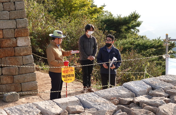 지난 14일 한정우 창녕군수가 화왕산 억새 생육 상황 및 화왕산성 복원사업 현장을 점검 모습./ⓒ창녕군