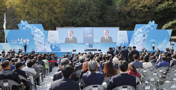 사진: 첫 정부주관 행사로 열린 2019년 부마민주항쟁 기념식= 지난해 10월16일 경남 창원시 경남대학교 운동장에서 열린 제40주년 부마민주항쟁 기념식에서 문재인 대통령 기념사를 하는 모습.2020.10.15 [연합뉴스]