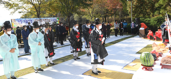 거창문화원은 17일 거열산성 하부약수터에서 거열산성 국가 사적 지정 기념 고유제 행사를 가졌다./ⓒ거창군