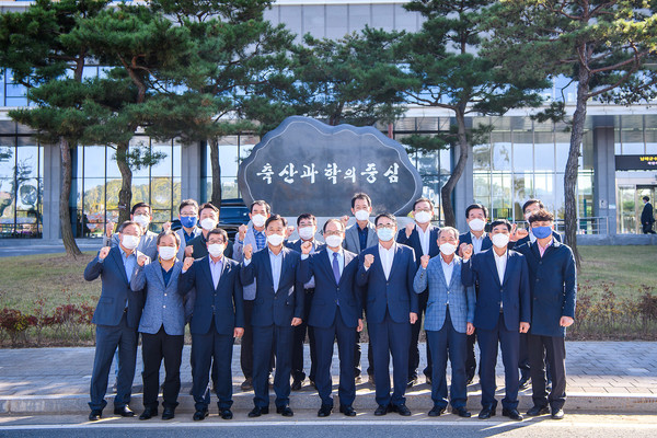 장충남 남해군수 국립축산과학원 방문 모습./ⓒ남해군