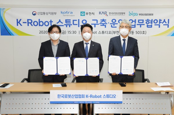 부천시가 한국로봇산업협외·부천산업진흥원과 ’K-Robot 스튜디오 구축·운영 업무협약‘을 맺고 기념사진을 찍고 있다. 왼쪽부터 이학주 원장, 장덕천 부천시장, 김환근 상근부회장/ⓒ부천시