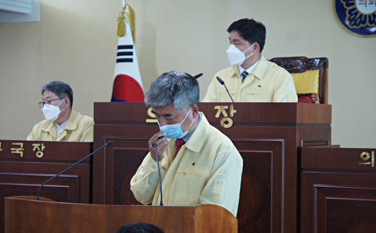 [아산=뉴스프리존]19일 오전 11시쯤 충남 아산시의회 맹의석 의원이 '대중교통 보존 비용 문제' 시정질문 후 오세현 아산시장 답변을 꼼꼼히 체크해가며 청취하고 있다./ⓒ김형태 기자