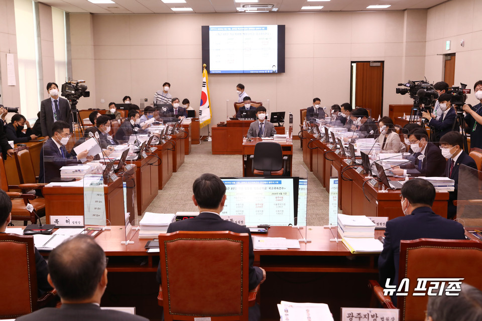 국회 법사위원들이 지난 13일 국회에서 국감을 진행하고 있다. Ⓒ국회사무처 제공