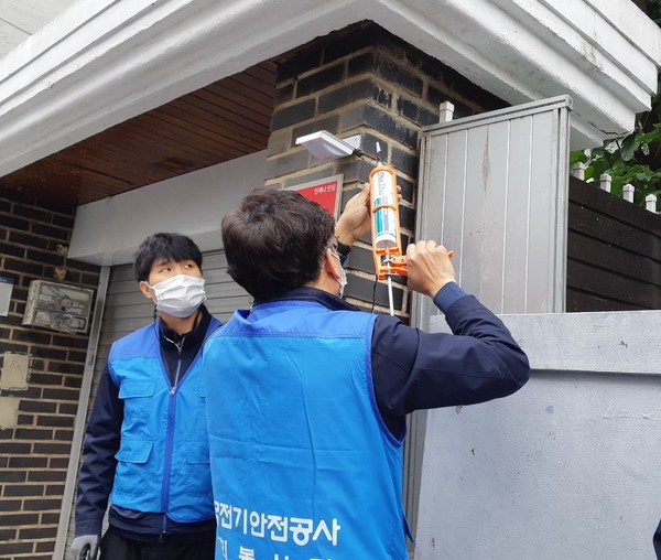 한국전기안전공사 부천김포지사 봉사단이 태양광 미니 전등 부착 모습 /ⓒ부천시