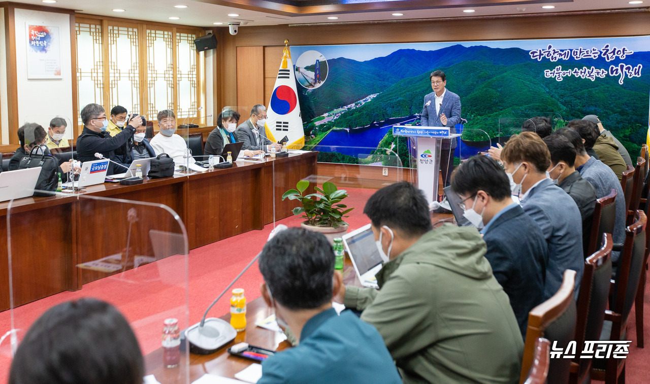 김돈곤 청양군수는 20일 군청 상황실에서 10월 정례 브리핑을 갖고 “3대 분야 20개 추진과제를 본격 추진 하겠다”고 밝혔다.©청양군청