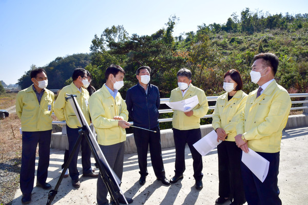 진주시의회 도시환경위원회는 20일 진주시 낙동강수계 주민지원사업으로 추진한 텃밭 가꾸기 사업 및 농산물직판장 현장 점검을 실시했다./ⓒ진주시