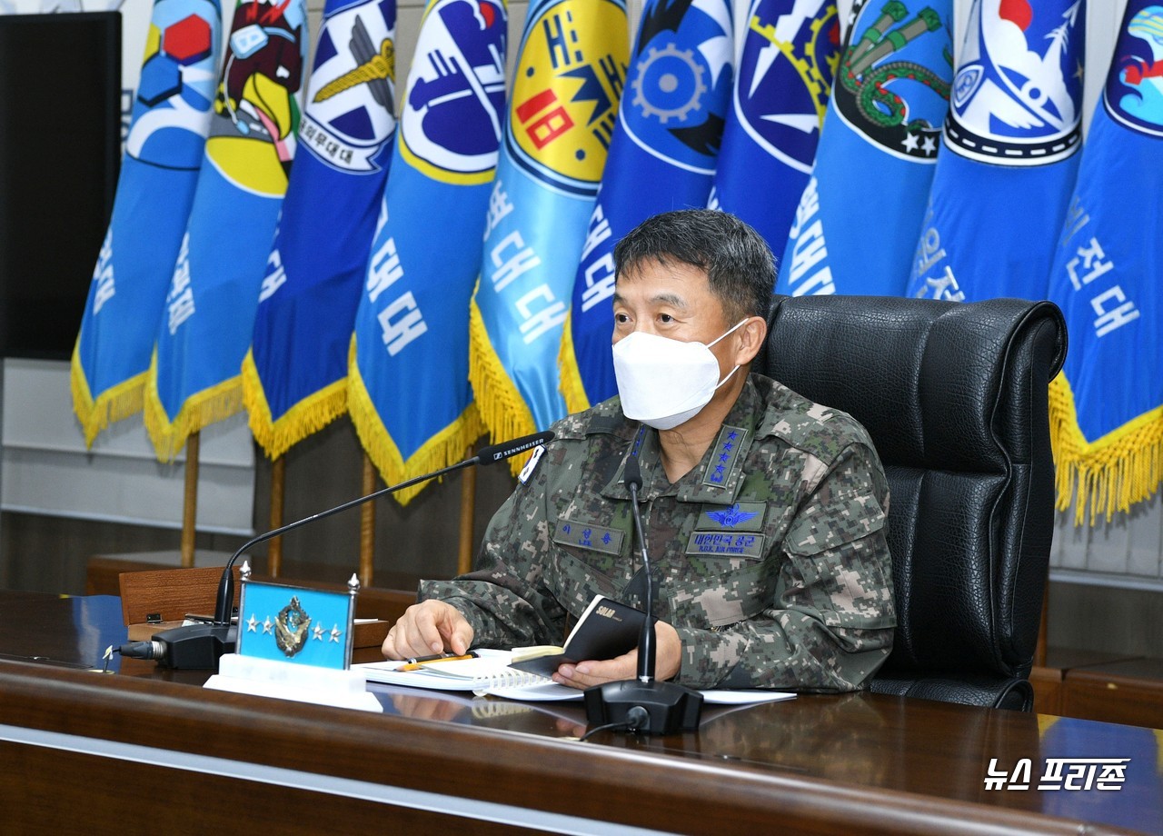 이성용 공군참모총장은 20일 제18전투비행단(‘18전비’)과 방공관제사령부 예하 제8498부대를 찾아 작전 현장을 점검하고, 코로나19 상황 속에서도 확고한 군사대비태세 유지에 만전을 기하고 있는 장병과 군무원을 격려했다./ⓒ공군