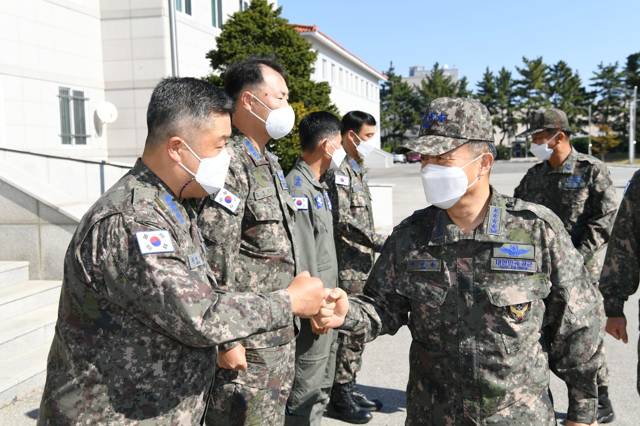 이성용 공군참모총장은 20일 제18전투비행단(‘18전비’)과 방공관제사령부 예하 제8498부대를 찾아 작전 현장을 점검하고, 코로나19 상황 속에서도 확고한 군사대비태세 유지에 만전을 기하고 있는 장병과 군무원을 격려했다./ⓒ공군