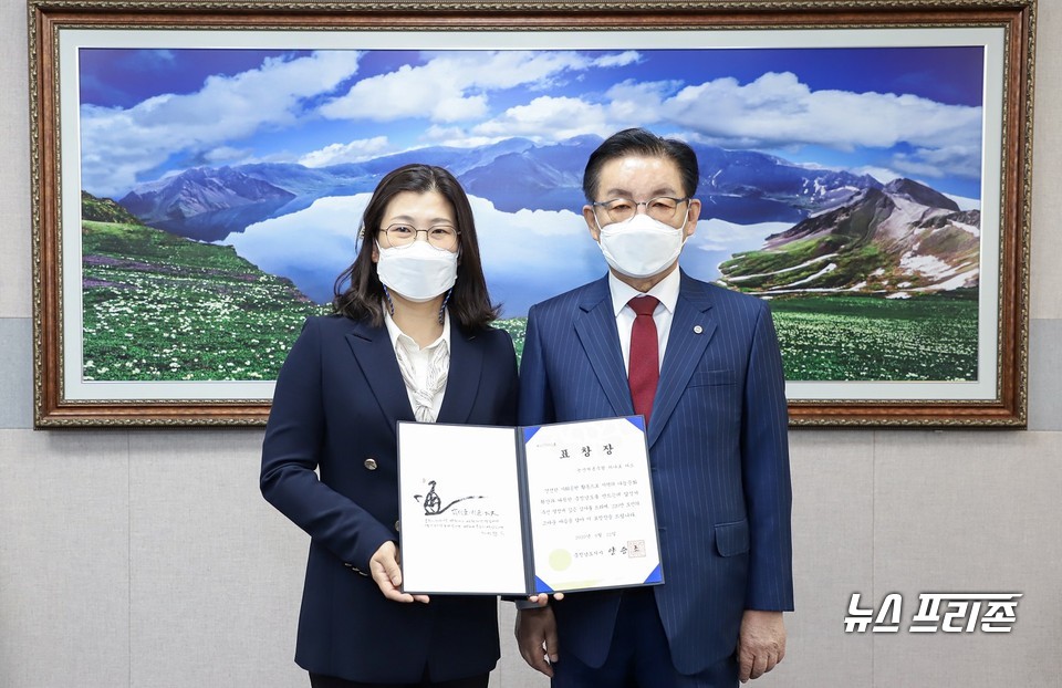 충남 계룡시는 관내 소재한 논산계룡축협 하나로마트가 ‘2020 나눔실천 유공자 표창’ 단체부문 수상했다./ⓒ계룡시청