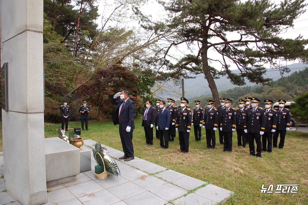 이춘우 경우회장, 김재범 경찰발전협의회장, 보령서 각 과장 및 지구대·파출소장 등이 보령시 남포면 소재 경찰묘역에서 순국선열들의 숭고한 희생을 기리며 참배했다.Ⓒ보령경찰서