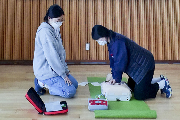 합천군은 23일 종합사회복지관 별관 2층 다목적 강당에서 일반인, 공무원,  유치원 교사, 보건교사, 의료기관 종사자 등을 대상으로 심폐 소생술 등 응급처치 교육을 실시했다./ⓒ합천군