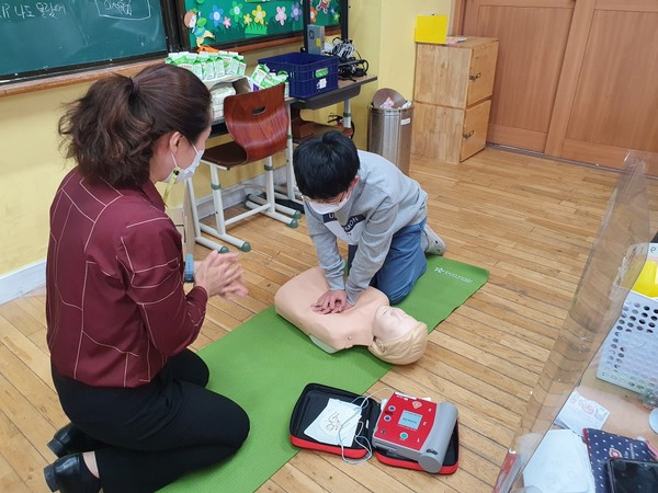 거창군은 26일 거창초등학교에서 6학년 학생 61명을 대상으로 경상대학교병원 강사진과 함께 ‘심폐소생술 등 응급처치’ 교육을 실시했다./ⓒ거창군