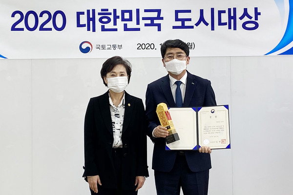 서산시가 26일 국토발전전시관에서 열린 2020 대한민국 도시대상 시상식에서 장기미집행시설 우수정책분야 최우수 지자체로 선정돼 국토부장관상을 수상했다. 사진은 시상식에 참석한 맹정호 서산시장이 김현미 국토교통부장관과 함께 기념촬영을 하고 있다./ⓒ서산시청