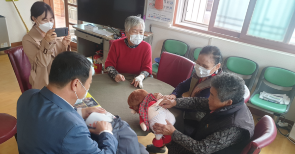 화성시자살예방센터에서 자살고위험군 10가구에 생활밀착형 AI돌봄 로봇을 홀로 계신 어르신에게 전달했다./ⓒ화성시