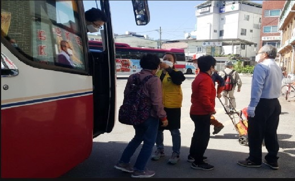 함양군은 경남 지역에서 수도권 방문자를 통한 코로나 확진자가 지속적으로 발생함에 따라 수도권발 감염확산을 선제적으로 대응하기 위해 방문자 신고와 함께 경로당 등 다중이용시설 이용 자제 홍보를 실시하고 있다./ⓒ함양군