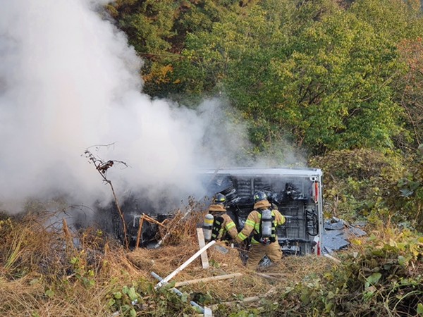 27일 오후 3시 25분쯤 충남 천안시 동남구 광덕면 광덕리 한 야산 오르막길 도로에서 1t 트럭이 도로를 이탈해 추락한 후 차량에 불이 나 신고를 받고 출동한 소방관들이 진화작업을 벌이고 있다./ⓒ천안 동남소방서