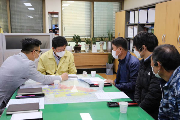 김광철 연천군수가 10월 ‘군수 민원상담의 날’ 운영하며 민원인들과 함께 해결방안을 노의하고 있다./Ⓒ연천군청